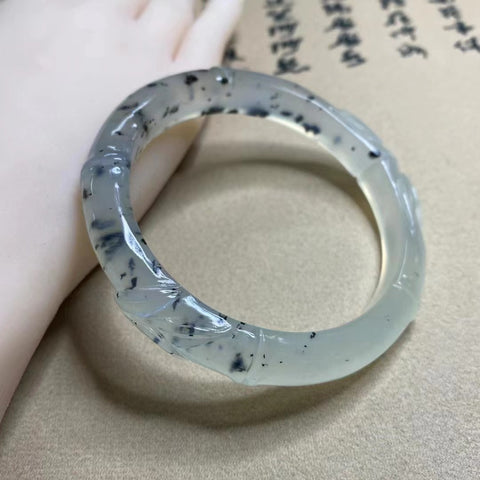 Gelang Ukiran Bambu Giok Cui Giok Alami Ukuran 61-63mm Lebar Sisi 12mm Giok ini muncul secara alami dan polanya acak Sudah termasuk pajak pengiriman.