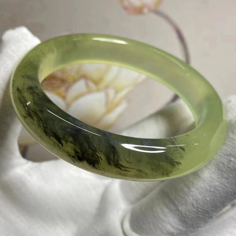 Gelang Lukisan Pemandangan Giok Cui Alami Ukuran 58-60mm Lebar Sisi 13.4mm Giok ini terbentuk secara alami dan polanya acak Sudah termasuk pajak pengiriman.