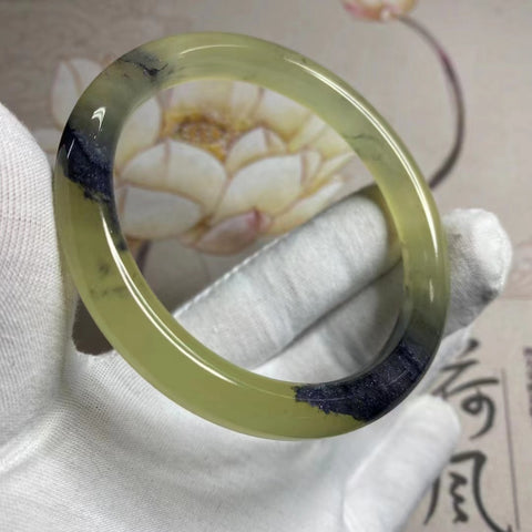 Gelang Lukisan Pemandangan Giok Cui Alami Ukuran 62-64mm Lebar Sisi 10mm Batu giok terbentuk secara alami dan polanya acak Sudah termasuk ongkos kirim dan pajak.