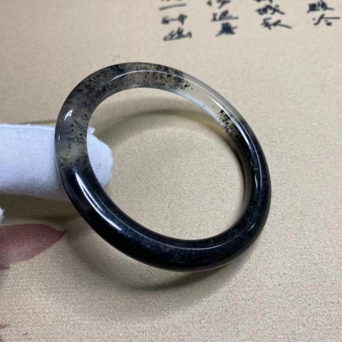 Gelang Tinta Giok Cui Giok Alami Ukuran 54-56mm Lebar Sisi 7.5mm Giok ini terbentuk secara alami dan polanya acak Sudah termasuk pajak pengiriman.