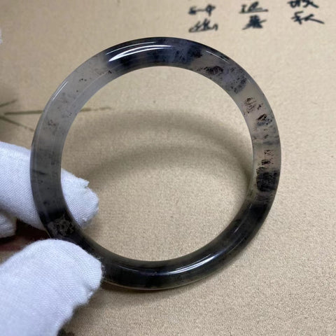 Gelang Tinta Giok Cui Giok Alami Ukuran 57-59mm Lebar Sisi 8.3mm Giok ini terbentuk secara alami dan polanya acak Sudah termasuk pajak pengiriman.