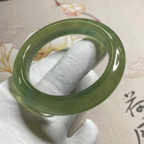 Gelang Hijau Penuh Giok Cui Giok Alami Ukuran 53-55mm Lebar Sisi 12.2mm Giok ini terbentuk secara alami dan polanya acak Sudah termasuk pajak pengiriman.