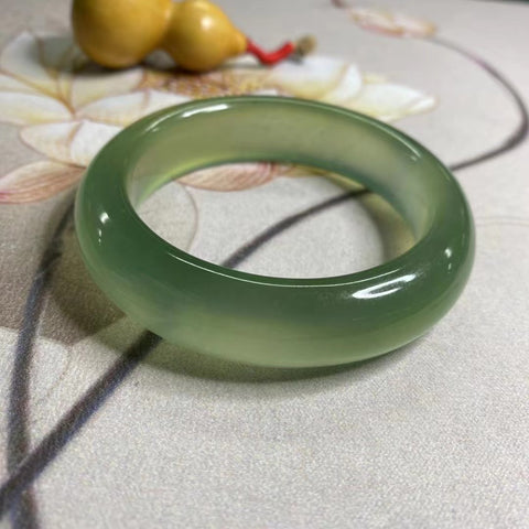 Gelang Giok Ciu Alami Luminescent Tembus Cahaya Ukuran 54-56mm Lebar 15.5mm Giok terbentuk secara alami Pola acak Termasuk ongkos kirim dan pajak.
