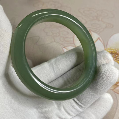 Gelang Giok Cui Alami Ukuran 57-59mm Lebar 12.6mm Giok ini terbentuk secara alami dan polanya acak Sudah termasuk pajak pengiriman.