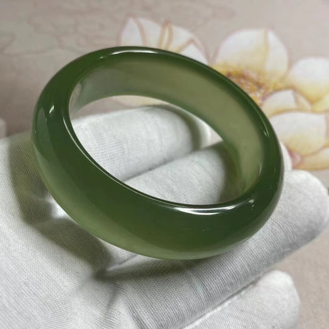 Gelang Giok Cui Alami Luminescent Tembus Cahaya Ukuran 49-51mm Lebar 16.6mm Giok terbentuk secara alami Pola acak Termasuk ongkos kirim dan pajak.