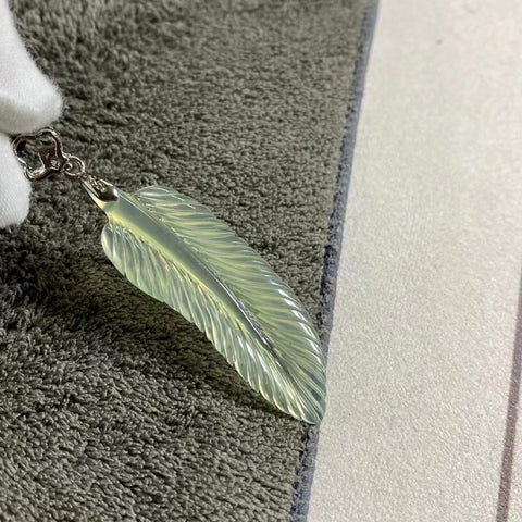 Liontin Bulu Giok Cui Alami Ukuran 49 * 17mm Sudah termasuk pajak pengiriman.