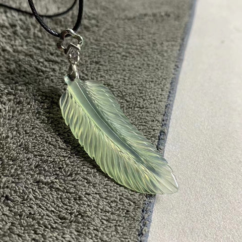 Liontin Bulu Giok Cui Alami Ukuran 49 * 17mm Sudah termasuk pajak pengiriman.