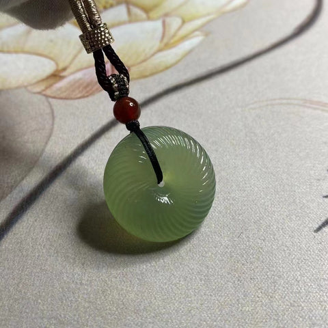 Liontin Jepitan Spiral Giok Alami Ukuran 27 * 9.5mm Giok bersih dan halus Sudah termasuk pajak pengiriman.