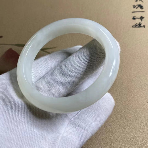 Gelang Putih Lengket Giok Cui Giok Alami Ukuran 53-55mm Lebar 11.8mm Giok ini terbentuk secara alami dan polanya acak Sudah termasuk pajak pengiriman.
