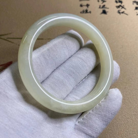 Gelang Putih Lengket Giok Cui Giok Alami Ukuran 54-56mm Lebar Sisi 11mm Giok ini terbentuk secara alami dan polanya acak Sudah termasuk pajak pengiriman.