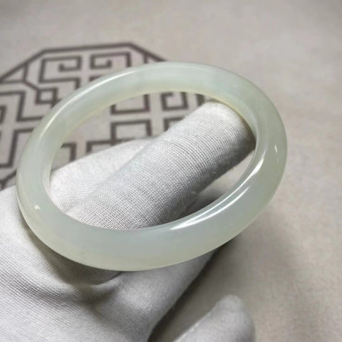 Gelang Giok Cui Alami Ukuran 57-59mm lebar 10mm Giok alami dan polanya acak Sudah termasuk ongkos kirim dan pajak.