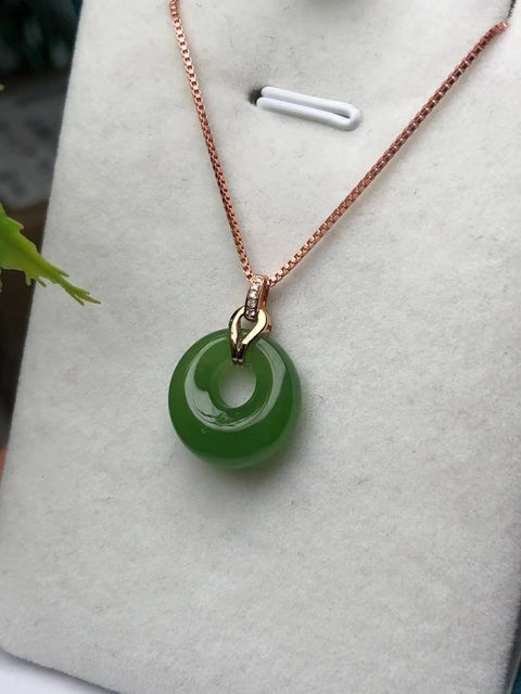 Kalung Perdamaian Hijau Apel Hotan Jasper Alami Gaya Pengaturan Emas 18k Sederhana dan murah hati Ukuran 15 * 5.3mm Termasuk pajak pengiriman
