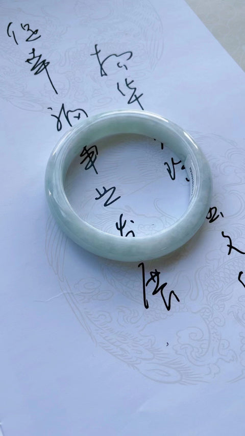 Gelang batu giok alami a-barang gelang bahan lubang tua bagian bawah halus kepala hangat ukuran penuh 57mm Giok adalah pola alami yang terjadi secara acak termasuk pajak pengiriman acak