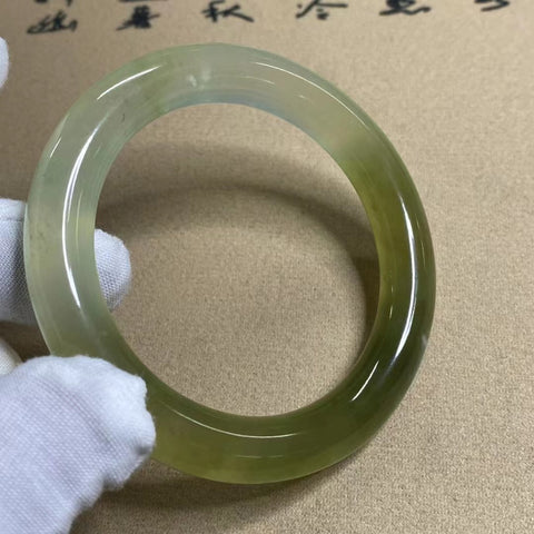 Gelang Warna Es Batu Giok Cui Giok Alami Ukuran 54-56mm Lebar 10.8mm Batu giok terbentuk secara alami dan polanya acak Sudah termasuk pajak pengiriman.