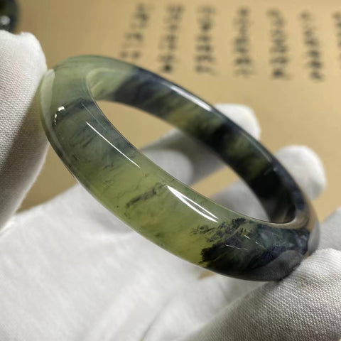 Gelang Lukisan Pemandangan Alam Giok Cui Jade Ukuran 59-61mm Lebar Sisi 12.9mm Giok ini terbentuk secara alami dan polanya acak Sudah termasuk ongkos kirim dan pajak.
