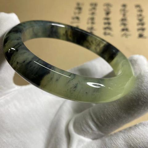 Gelang Lukisan Pemandangan Alam Giok Cui Jade Ukuran 61-63mm Lebar Sisi 12.6mm Batu giok terbentuk secara alami dan polanya acak Sudah termasuk ongkos kirim dan pajak.