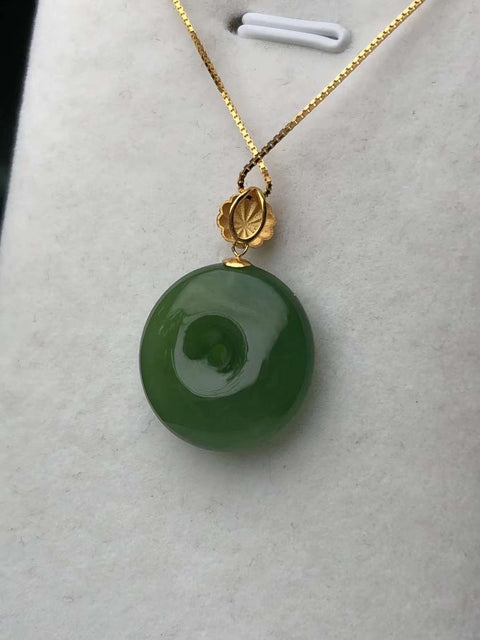 Hetian Jade Jasper Peace Buckle Dasar es hijau cerah Bahan lubang tua Jade baik-baik saja dan hangat dengan kepala air yang cukup tatahan emas 18 karat Ukuran: 18 × 5㎜ Sudah termasuk pajak pengiriman