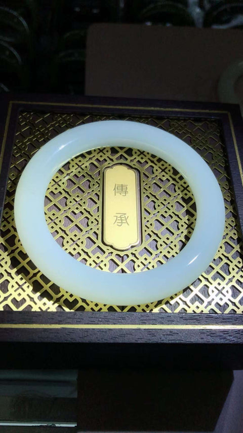 Bahan Hetian Jade Rusia [gelang belakang loach] bahan pit tua putih bagus, kepadatan bagus, penuh minyak 🎊🎊 halus dan rata 🎉 gelang suasana elegan Ukuran: 59.2 × 10.9 × 10.9 ㎜ Batu giok secara alami memiliki pola yang acak Termasuk pajak pengiriman