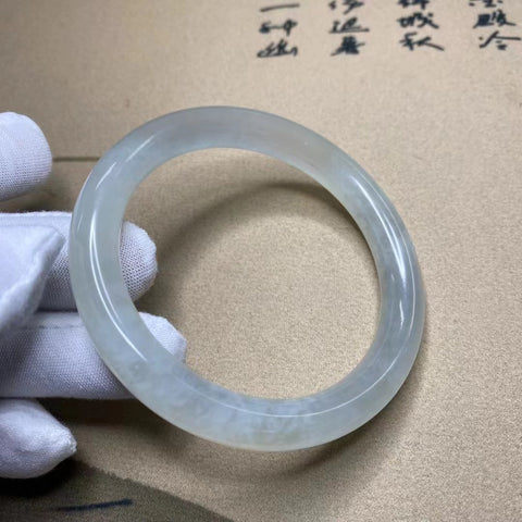Gelang Badai Salju Batu Giok Abu-Abu Cui Alami Ukuran 59-61mm Lebar 10.8mm Batu giok terbentuk secara alami dan polanya acak Sudah termasuk pajak pengiriman.