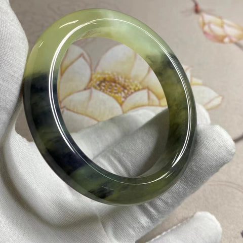 Gelang Lukisan Pemandangan Giok Cui Alami Ukuran 57-59mm Lebar Sisi 12.4mm Batu giok terbentuk secara alami dan polanya acak Sudah termasuk ongkos kirim dan pajak.