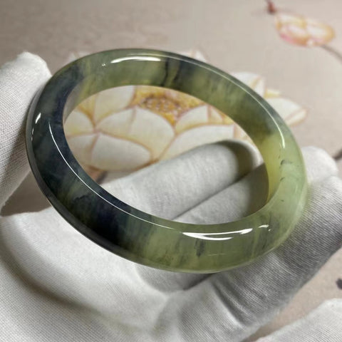 Gelang Lukisan Pemandangan Giok Cui Alami Ukuran 61-63mm Lebar Sisi 12.1mm Batu giok terbentuk secara alami dan polanya acak Sudah termasuk ongkos kirim dan pajak.