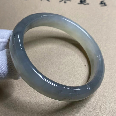 Gelang Gradien Es Batu Giok Abu-abu Cui Giok Alami Ukuran 57-59mm Lebar Sisi 12.8mm Batu giok terbentuk secara alami dan polanya acak Sudah termasuk ongkos kirim dan pajak.