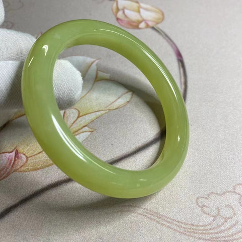 Gelang Giok Cui Alami Ukuran 58-60mm Lebar 11mm Giok alami dan polanya acak Sudah termasuk ongkos kirim dan pajak.