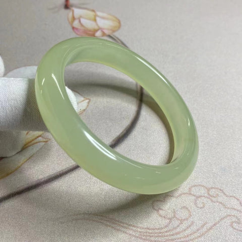 Gelang Giok Cui Alami Ukuran 59-61mm Lebar 12.4mm Giok ini terbentuk secara alami dan polanya acak Sudah termasuk pajak pengiriman.