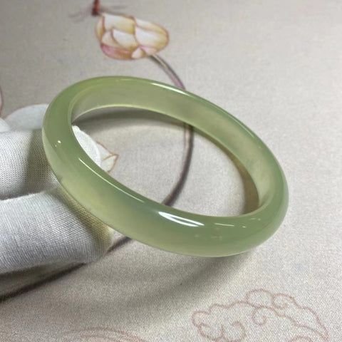 Gelang Giok Cui Alami Ukuran 63-65mm Lebar 12.3mm Giok ini terbentuk secara alami dan polanya acak Sudah termasuk pajak pengiriman.