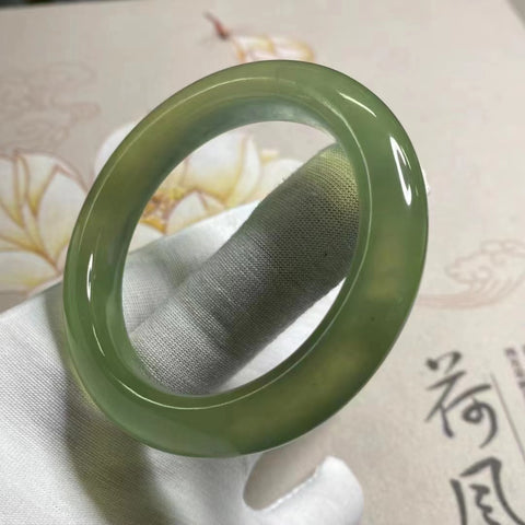 Gelang Hijau Penuh Giok Cui Giok Alami Ukuran 53-55mm Lebar Sisi 12.2mm Giok ini terbentuk secara alami dan polanya acak Sudah termasuk pajak pengiriman.