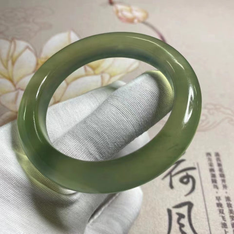 Gelang Hijau Penuh Giok Cui Giok Alami Ukuran 54-56mm Lebar Sisi 11.7mm Giok ini terbentuk secara alami dan polanya acak Sudah termasuk pajak pengiriman.