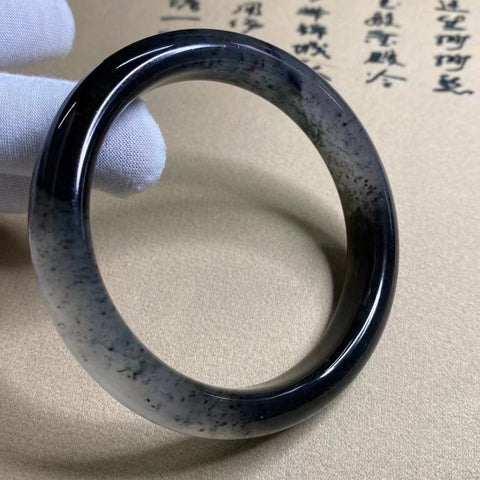 Gelang Tinta Es Giok Cui Giok Alami Ukuran 63-65mm Lebar Sisi 13.6mm Giok ini terbentuk secara alami dan polanya acak Sudah termasuk pajak pengiriman.