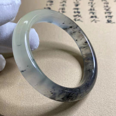 Gelang Tinta Es Giok Cui Giok Alami Ukuran 61-63mm Lebar Sisi 13.7mm Giok ini terbentuk secara alami dan polanya acak Sudah termasuk pajak pengiriman.