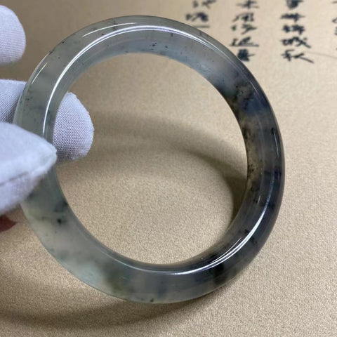 Gelang Tinta Es Giok Cui Giok Alami Ukuran 60-62mm Lebar Sisi 12.5mm Giok ini terbentuk secara alami dan polanya acak Sudah termasuk pajak pengiriman.