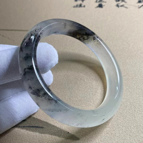 Gelang Tinta Es Giok Cui Giok Alami Ukuran 59-61mm Lebar Sisi 12.7mm Giok ini terbentuk secara alami dan polanya acak Sudah termasuk pajak pengiriman.