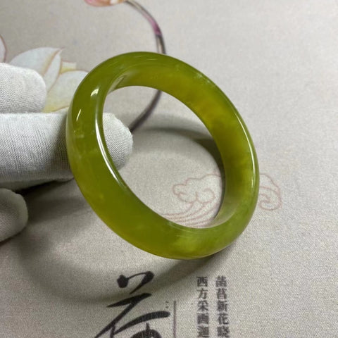 Gelang Bunga Emas Kuning Giok Cui Giok Alami Ukuran 54-56mm Lebar 14.7mm Giok ini terbentuk secara alami dan polanya acak Sudah termasuk pajak pengiriman.