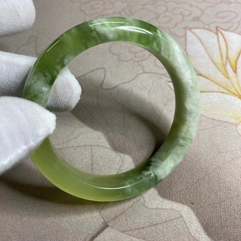 Gelang Gelang Giok Cui Jade Hijau Titi Milkcap Ukuran 57-59mm Lebar 12.4mm Giok ini terbentuk secara alami dan polanya acak Sudah termasuk ongkos kirim dan pajak.