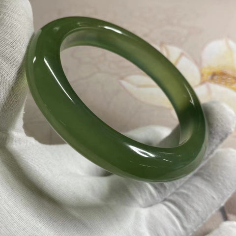 Gelang Hijau Penuh Giok Cui Giok Alami Ukuran 58-60mm Lebar Sisi 12.5mm Giok ini muncul secara alami dan polanya acak Sudah termasuk pajak pengiriman.