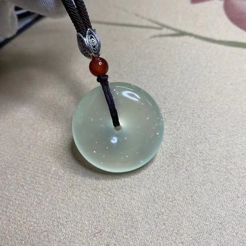 Liontin Perdamaian Badai Salju Giok Halus Ukuran 30 * 10mm Termasuk pajak pengiriman.