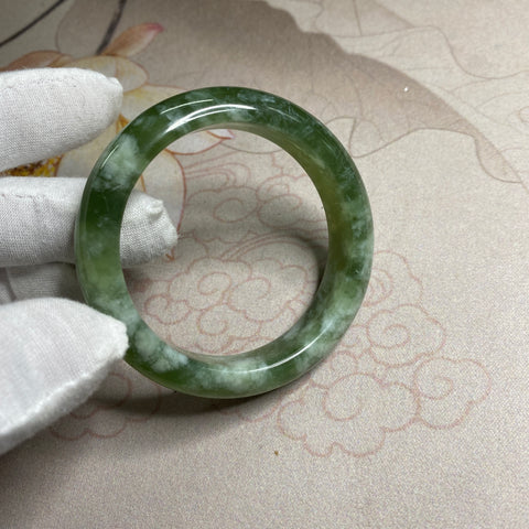 Gelang giok alami, kualitas giok halus, hangat, pada efek tangan yang indah 😻, diameter bagian dalam standar keausan mulut cincin 52-54 cincin, jumlah kartu: 53.2mm, lebar sisi 13.3m Batu giok secara alami terjadi secara acak Termasuk pajak pengiriman