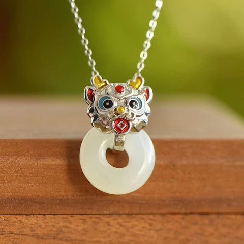925 Perak dengan Cincin Damai Giok Hetian Giok Cincin Keberuntungan Naga Enamel Liontin👉Giant Giok gaya baru dan unik yang hangat dan lembut untuk dipakai menarik perhatian dan cerah Sudah termasuk ongkos kirim dan pajak