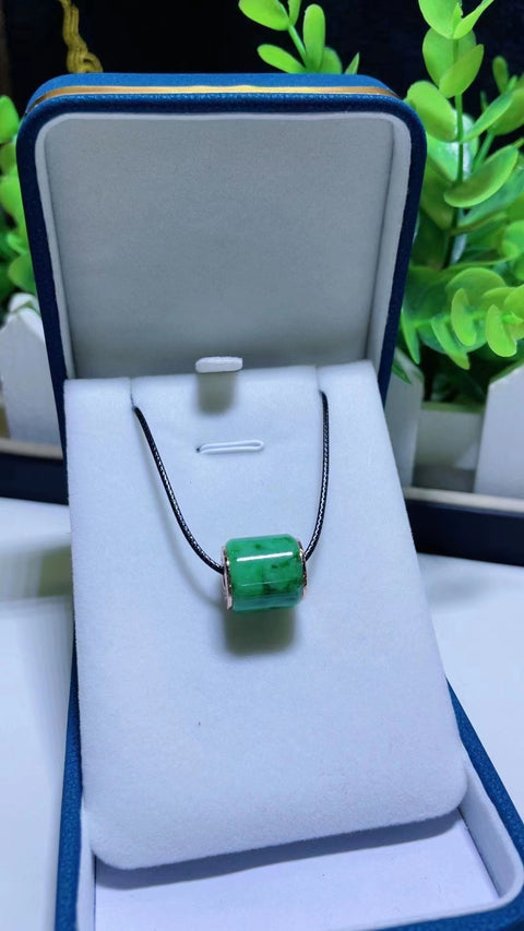 Manik-manik jadeite A giok alami, ukuran 1.6 x 1.2 cm, bahan lubang tua, bagian bawah bunga hijau yang hangat dan indah, objeknya sangat indah, sudah termasuk pajak pengiriman!