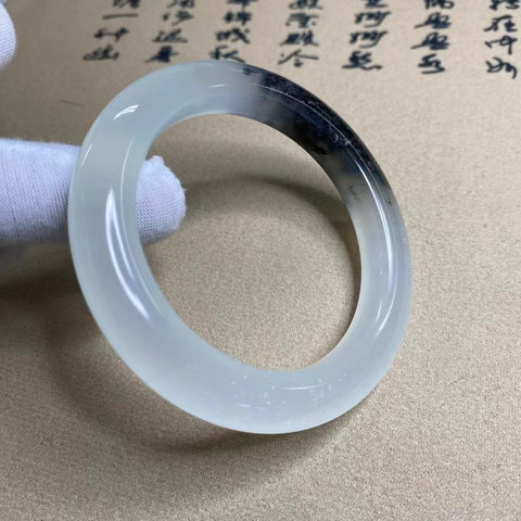 Gelang Putih Lengket Giok Cui Giok Alami Ukuran 54-56mm Lebar Sisi 11mm Giok ini terbentuk secara alami dan polanya acak Sudah termasuk pajak pengiriman.