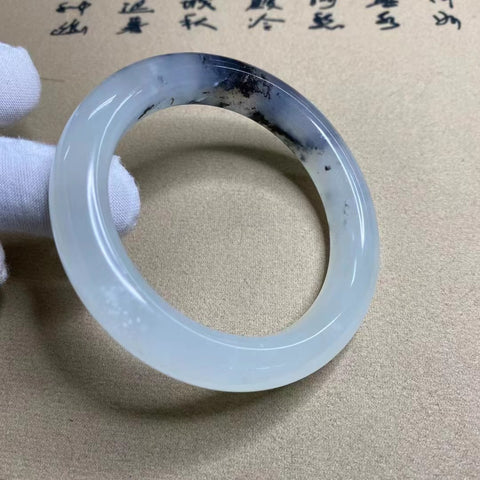Gelang Putih Lengket Giok Cui Giok Alami Percikan Tinta Alami Ukuran 57-59mm Lebar 12.5mm Giok semuanya terjadi secara alami Pola acak Termasuk pajak pengiriman.