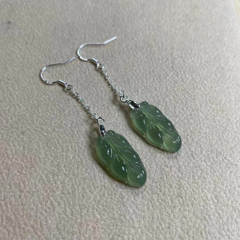 Anting Giok Halus dari Perak 925 Ukuran 21 * 11mm Sudah termasuk ongkos kirim dan pajak.