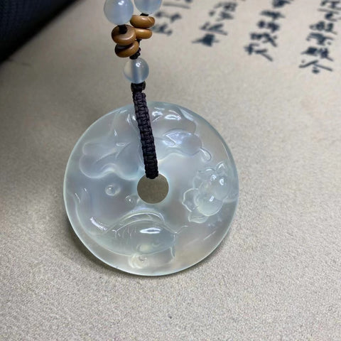 Liontin Giok Halus Cahaya Bulan di Kolam Teratai Ukuran 45 * 12mm Sudah termasuk pajak pengiriman.