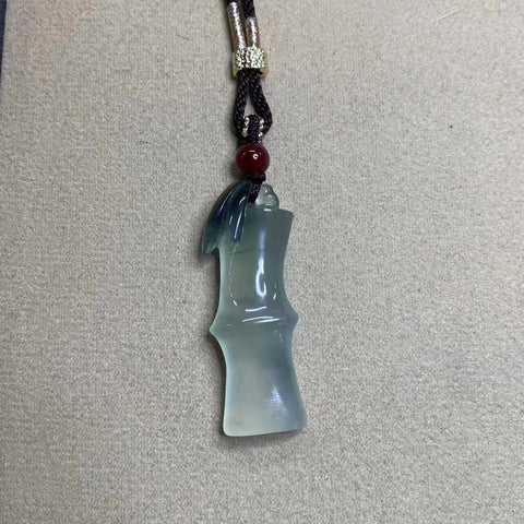 Liontin giok alami yang halus dengan tekstur yang lembut dan hangat Ukuran 47 * 18mm dengan bezel yang dapat disesuaikan Termasuk ongkos kirim dan pajak.