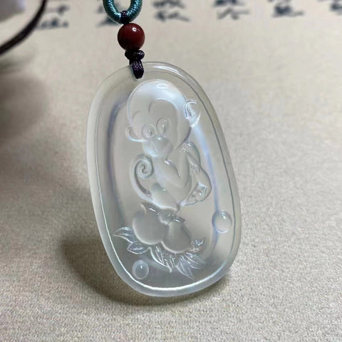 Monyet Liontin Es Giok Cui Giok Alami Ukuran 48 * 30m Giok bersih dan halus Pengiriman dan pajak sudah termasuk.