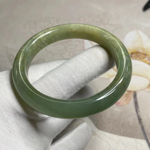 Gelang Giok Giok Bunga Cui Giok Ukuran 57-59mm Lebar 12.1mm Giok ini terbentuk secara alami dan polanya acak Sudah termasuk pajak pengiriman.