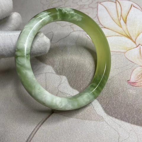 Gelang Gelang Cui Giok Hijau Titi Milkcap Ukuran 57-59mm Lebar 12.5mm Giok adalah batu giok yang terbentuk secara alami Pola acak Termasuk ongkos kirim dan pajak.